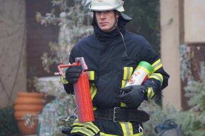 Esslingen-Zell: Gebaeudevollbrand mit mehreren Verletzten - Sprengstoffe, Gasflaschen und Chemikalien gefunden! LKA und Kampfmittelraeumdienst vor Ort